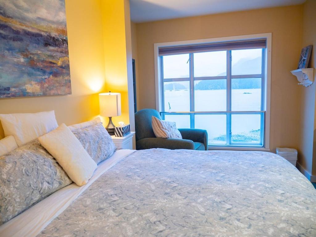 Ferienwohnung Waterfront View Of The Inlet, Short Walk To Town Tofino Exterior foto