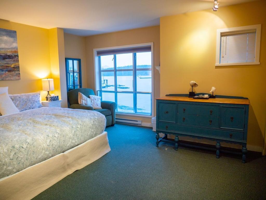Ferienwohnung Waterfront View Of The Inlet, Short Walk To Town Tofino Exterior foto