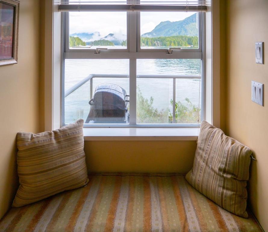 Ferienwohnung Waterfront View Of The Inlet, Short Walk To Town Tofino Exterior foto